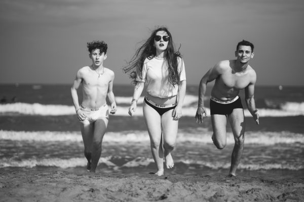 3 personnes qui cours sur la plage en sous-vêtement de la marque BE HOT en bambou doux