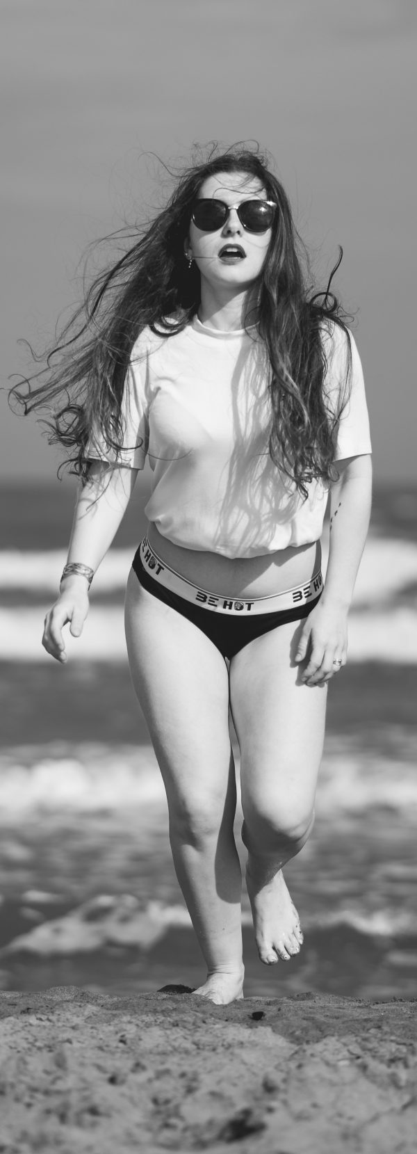 Mannequin debout qui porte sur la plage une culotte de marque BE HOT