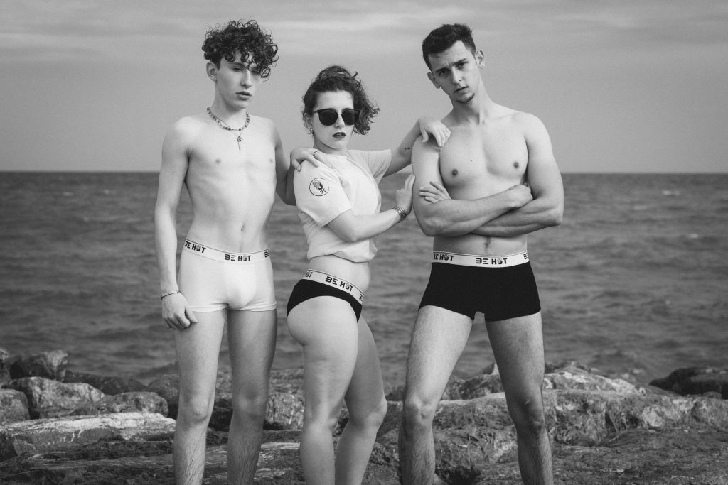 3 personnes en sous-vêtements de la marque BE HOT sur la plage