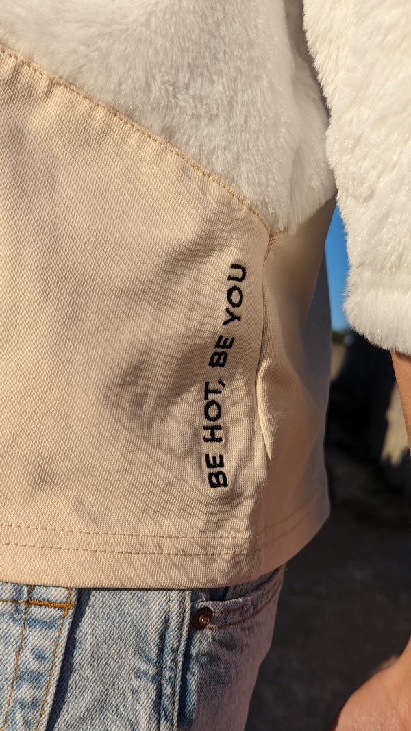 Broderie de la marque BE HOT qui porte le slogan "BE HOT, BE YOU"